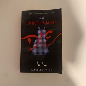 DOROTHY MUST DIE - Danielle Paige